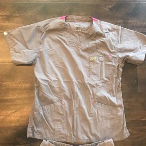 Iguanamed scrubs size M- grey and pink